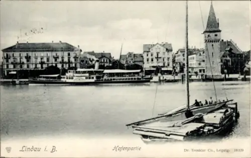 Ak Lindau am Bodensee Schwaben, Passagierdampfer am Kai, Segelboot im Vordergrund, Ufer mit Gebäu