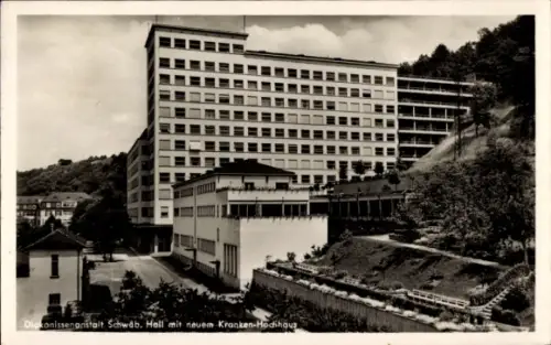 Ak Schwäbisch Hall in Württemberg, Großes mehrgeschossiges Krankenhausgebäude am Hang, Anbauten, 