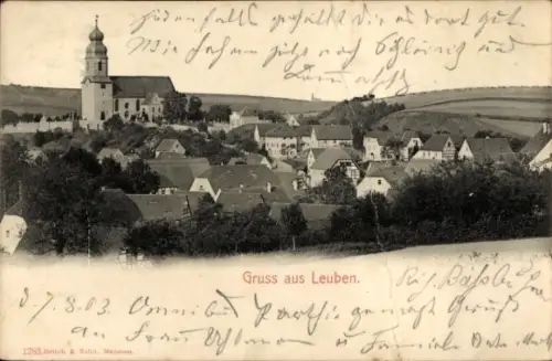 Ak Dresden Leuben, Kirche mit hohem Turm, Reihen von Häuserdächern, Hügel im Hintergrund, handsch