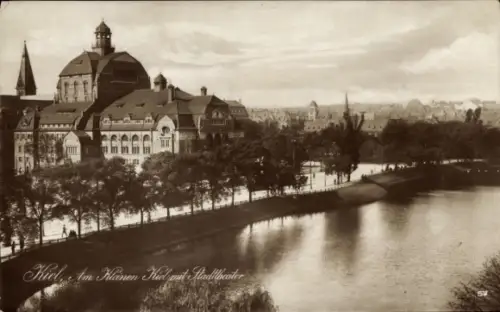 Ak Kiel, Theater am Fluss, Baumreihe und Promenade, Wasserfläche mit Ufer