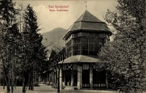 Ak Bad Reichenhall in Oberbayern, Holzpavillon mit achteckigem Turm, Säulenarkaden, Baumallee, Be