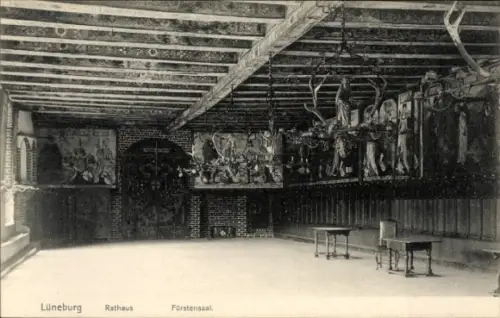 Ak Lüneburg in Niedersachsen, Innenraum mit Holzbalken, Wandteppiche/Gemälde, Geweih-Trophäen, Ho