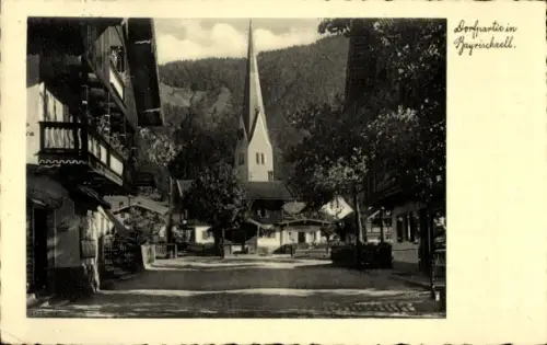 Ak Bayrischzell im Mangfallgebirge Oberbayern, Kirchturm mit spitzem Turm, Dorfstraße mit Häusern