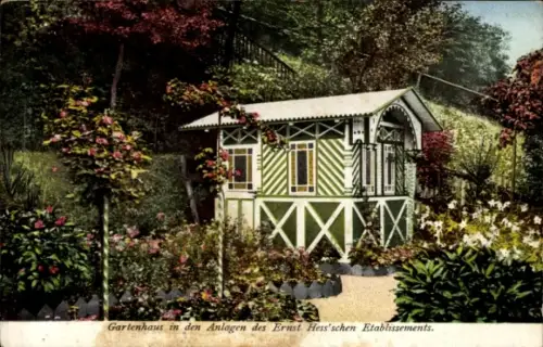 Ak Klingenthal im Vogtland Sachsen, gestreiftes Gartenhaus, Blumenbeete und Sträucher, niedriger 
