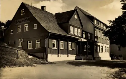 Ak Klingenthal im Vogtland Sachsen, Mehrteiliges Gasthaus, Schriftzug auf Fassade, Giebel, Eingan