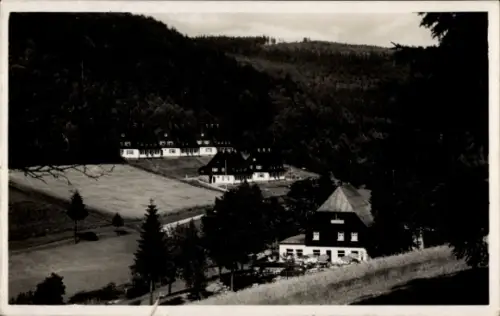 Ak Erlbach im Vogtland Sachsen, Blick ins Tal und auf die Gastwirtschaft und Wintersportplatz