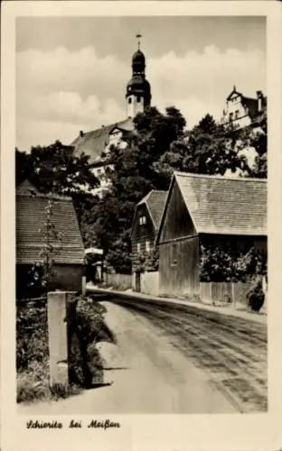 Ak Meißen an der Elbe, gewundene Dorfstraße, Häuser und Scheunen, Kirchturm auf Hügel, Bäume