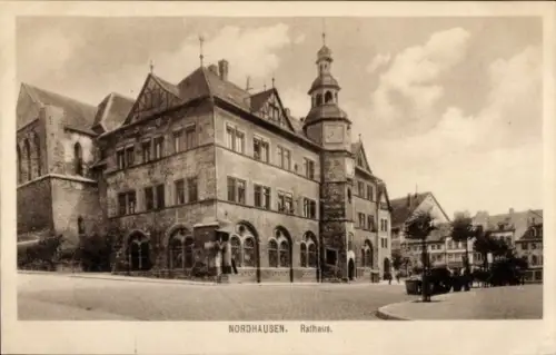 Ak Nordhausen am Harz, Rathaus mit markantem Turm, Arkaden im Erdgeschoss, Personen am Platz, Pfe