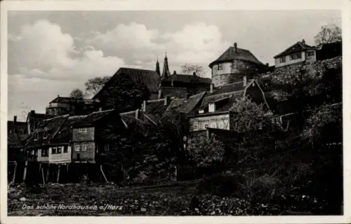 Ak Nordhausen am Harz, Reihenhäuser am Hang, runder Wehrturm, Kirchturmspitzen, Uferbereich mit B