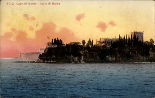 Ak Isola del Garda Isola di Garda Lombardia, Insel mit Gebäuden, dichten Zypressen, felsiger Ufer