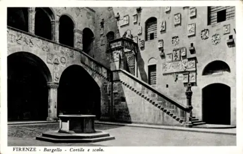 Ak Firenze Florenz Toscana, Innenhof mit Brunnen, steinerne Treppe mit Loggia, Arkadenbögen, zahl