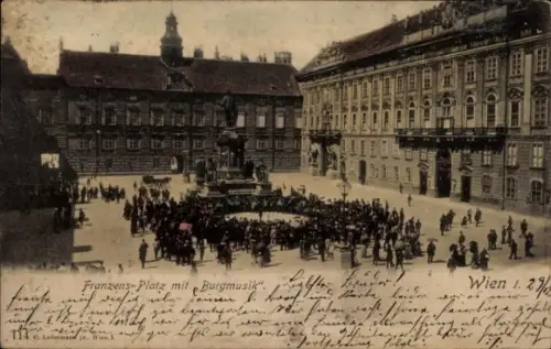 Ak Wien 1 Innere Stadt, Großer Platz, Brunnen mit Statue, Menschenmenge um Brunnen, umgebende Geb