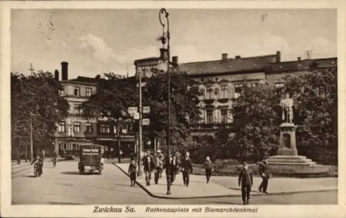 Ak Zwickau in Sachsen, Denkmalfigur auf Sockel, Platz mit Bäumen, Fußgänger, Lieferwagen, mehrstö