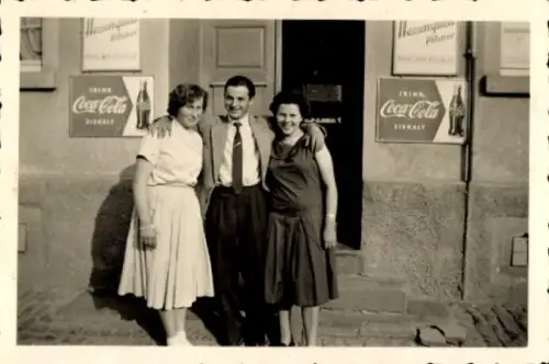 Foto Menschen vor dem Haus, Werbung Coca-Cola