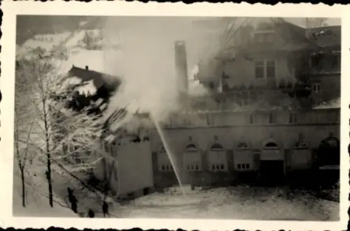 Foto Bad Antogast Oppenau im Schwarzwald, Brennendes Gebäude, Januar 1942
