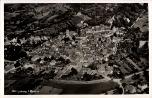 Ak Königsberg in Bayern Unterfranken, Luftaufnahme von Königsberg, viele Häuser, grüne Landschaft