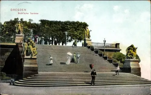 Ak Dresden, Brühl'sche Terrasse, Spaziergänger, Statuen