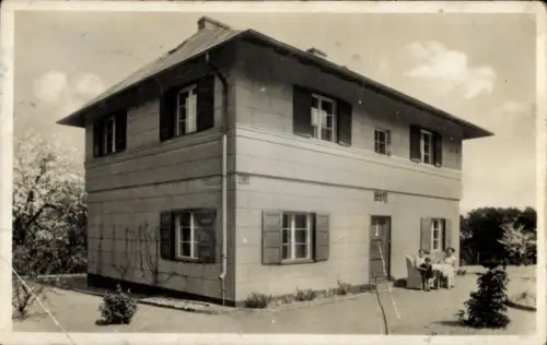 Foto Ak Wildpark Potsdam, Wohnhaus, Frauen und Kind im Garten