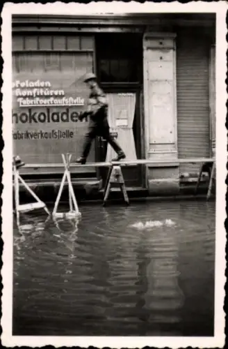 Foto Meißen an der Elbe, Leipziger Straße, Hochwasser, Schokoladengeschäft, Fußgängersteg
