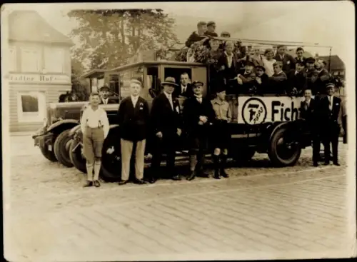 Foto Gruppenfoto der Menschen am Auto