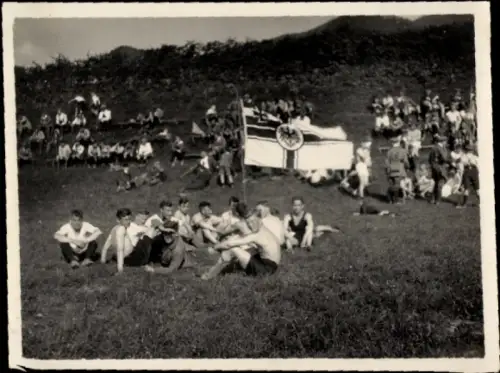 Foto Reichskriegsfahne, Kinder, Gruppenfoto