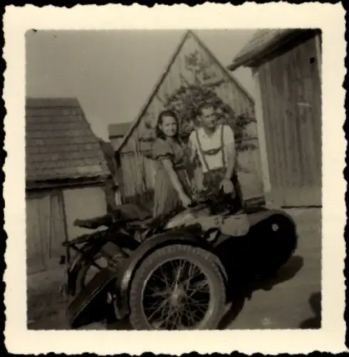 Foto Motorrad, Paar, Mann in Tracht