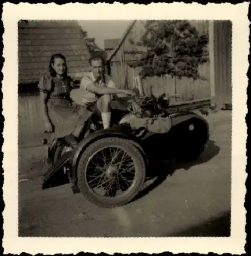 Foto Motorrad, Paar, Mann in Tracht