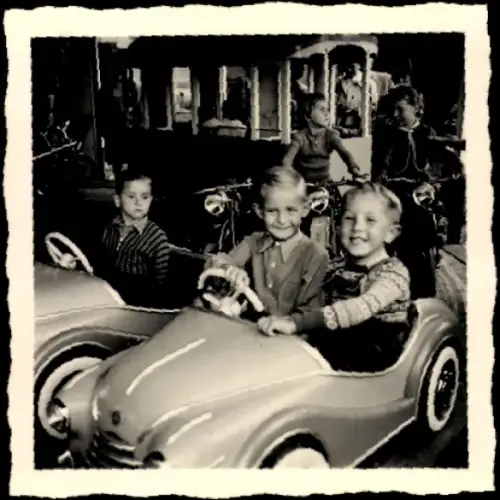 Foto Kinder im Vergnügungspark, Autos, Karussell