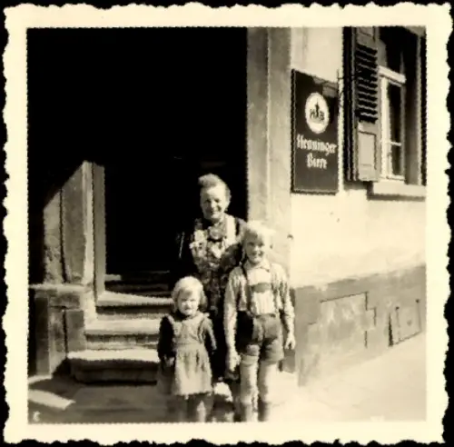 Foto Frau mit Kindern, Werbung Henninger Biere