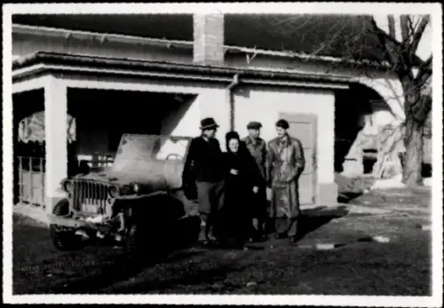 Foto Menschen am Auto, Wohnhaus
