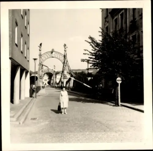 Foto Grenze, Frau, Straße