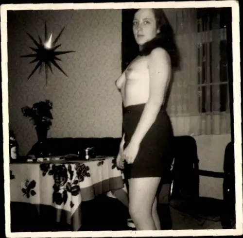 Foto Barbusige Frau, Porträt