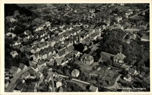 Ak Neuenrade im Sauerland, Luftaufnahme von  viele Häuser, grüne Flächen, Deutsches Stadtbild