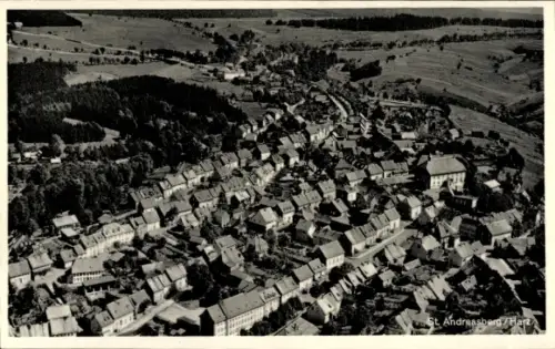 Ak St. Andreasberg Braunlage im Harz, Oderteich, Luftaufnahme des Dorfes, zahlreiche Häuser, bewa