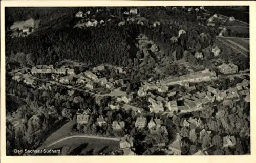 Ak Bad Sachsa im Harz, Luftaufnahme eines Dorfes, umgeben von Wäldern,  Architektur
