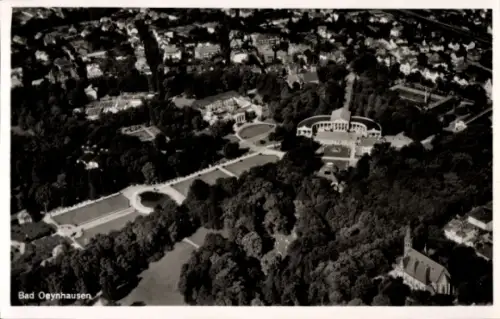Ak Bad Oeynhausen in Westfalen, Luftaufnahme von  Parkanlage, Stadtansicht, Grünflächen