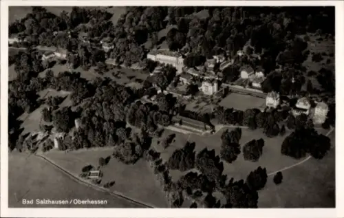 Ak Bad Salzhausen Nidda in Hessen, Luftaufnahme von  Bäume, Gebäude, Landschaft