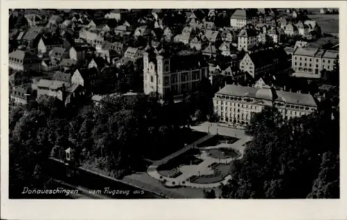 Ak Donaueschingen, Fliegeraufnahme vom Schloss, Anlagen