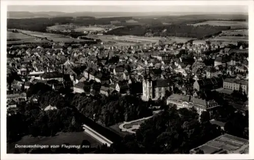 Ak Donaueschingen im Schwarzwald, Luftaufnahme von  Stadtansicht, viele Häuser, Landschaft