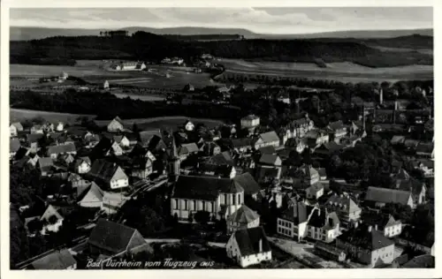 Ak Bad Dürrheim im Schwarzwald, Luftaufnahme von  Häuser, Landschaft, Kirche