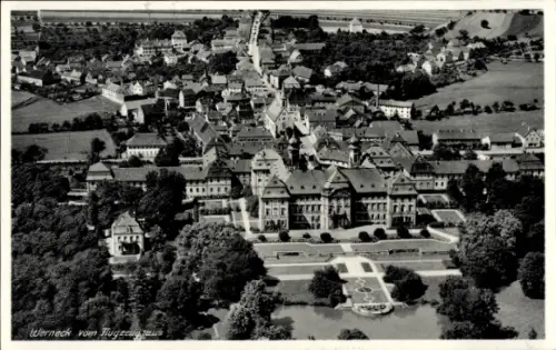 Ak Werneck in Unterfranken, Luftaufnahme von  Stadtansicht, Gebäude, Landschaft