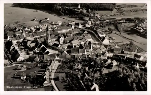 Ak Bruggen Bräunlingen im Schwarzwald Baden, Luftaufnahme von  Häuser, Straßen, Landschaft