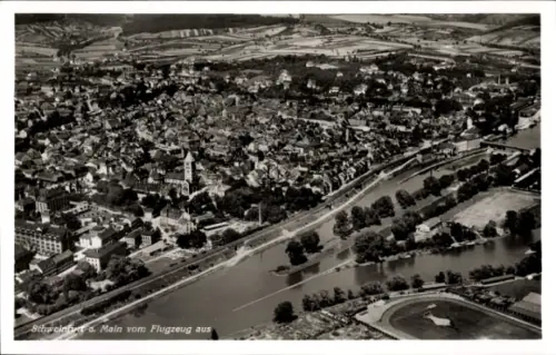 Ak Schweinfurt am Main Unterfranken, Luftaufnahme von  Main, Fluss, Stadtansicht, Schwarz-Weiß