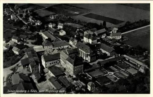 Ak Johannesberg Fulda in Hessen, Luftaufnahme von Johannesberg b. Fulda, klare Sicht auf Häuser u