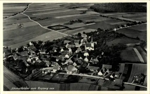 Ak Schmalfelden Schrozberg in Württemberg, Luftaufnahme von  ländliche Umgebung, Häuseransicht
