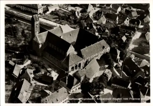 Ak Alpirsbach im Kreis Freudenstadt, Fliegeraufnahme von der Stadt, Kloster