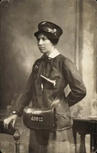 Foto Ak Österreich, junge Frau in Schaffnerinnen-Uniform, Dienstnummer 40612, Kriegszeit 1917