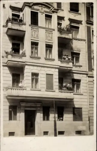 Foto Ak Berlin Schöneberg, Wohnhaus Hausnummer 20, Anwohner auf den Balkonen