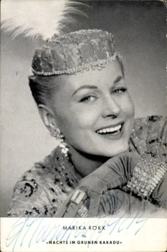 Ak Schauspielerin Marika Rökk, Portrait, Kopfschmuck mit Feder, Nachts im grünen Kakadu, Autogramm