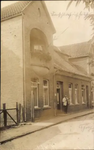Foto Ak Löningen Oldenburger Münsterland, Mann vor einem Wohnhaus
